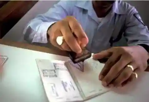 到了加拿大，这些电话号码在关键时刻是会救命的，赶紧记下来！